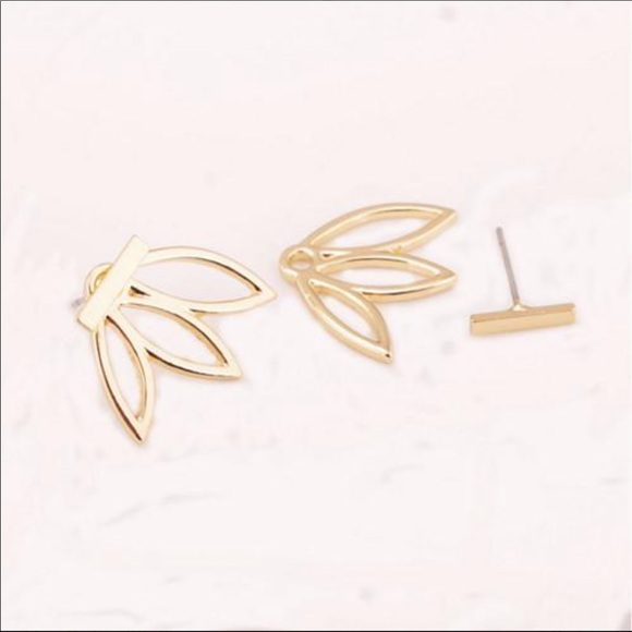 Gold plated alloy t bar with flower back earring - Picture 4 of 5